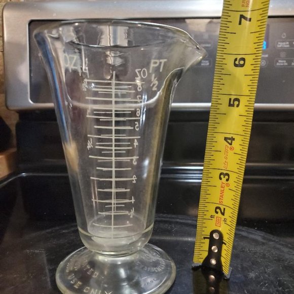 Rare Tall Glass Measuring Cup with Spout- Vintage - Picture 4 of 4